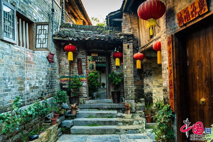 各位觉得图二和图三哪个更适合印在黑色卫衣上?-北青网体育